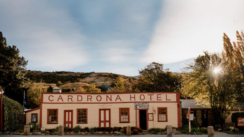 Explore iconic landmarks and breath-taking scenery as we conveniently travel from Cromwell to Arrowtown stopping at all the best bits in between...